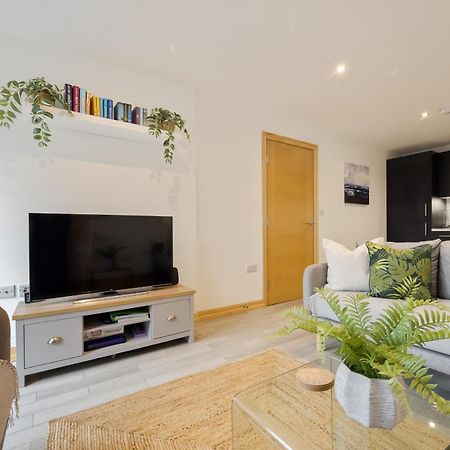 Large, Newly Renovated, Three Bedroom Town Centre Split Level Apartment With Free Parking, Sleeps Seven - Walking Distance To Beach Bournemouth Buitenkant foto