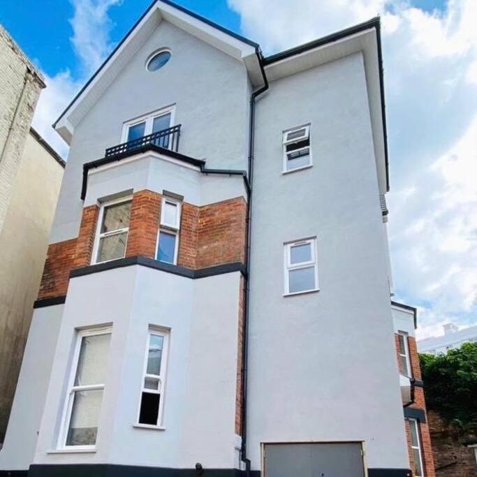 Large, Newly Renovated, Three Bedroom Town Centre Split Level Apartment With Free Parking, Sleeps Seven - Walking Distance To Beach Bournemouth Buitenkant foto