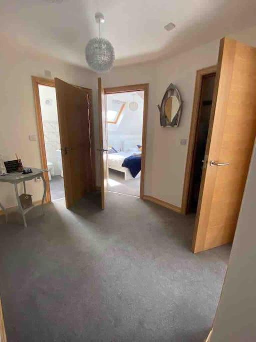 Large, Newly Renovated, Three Bedroom Town Centre Split Level Apartment With Free Parking, Sleeps Seven - Walking Distance To Beach Bournemouth Buitenkant foto