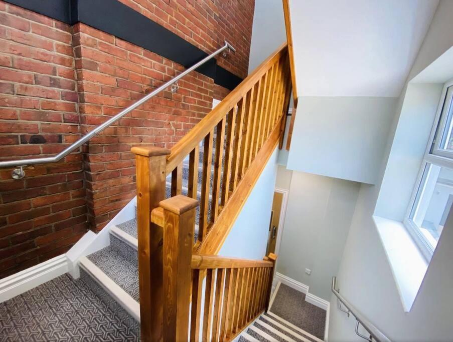 Large, Newly Renovated, Three Bedroom Town Centre Split Level Apartment With Free Parking, Sleeps Seven - Walking Distance To Beach Bournemouth Buitenkant foto