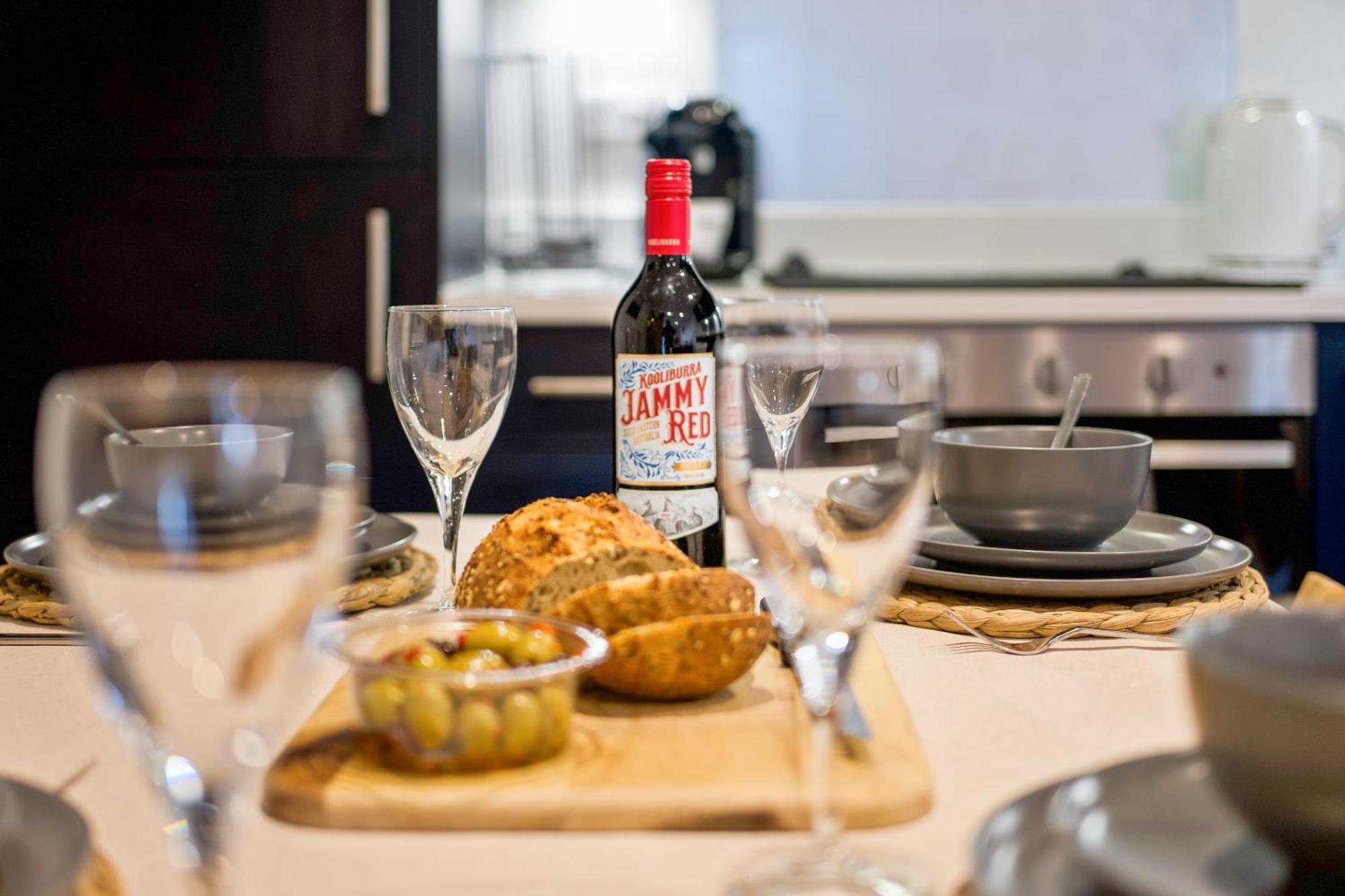 Large, Newly Renovated, Three Bedroom Town Centre Split Level Apartment With Free Parking, Sleeps Seven - Walking Distance To Beach Bournemouth Buitenkant foto