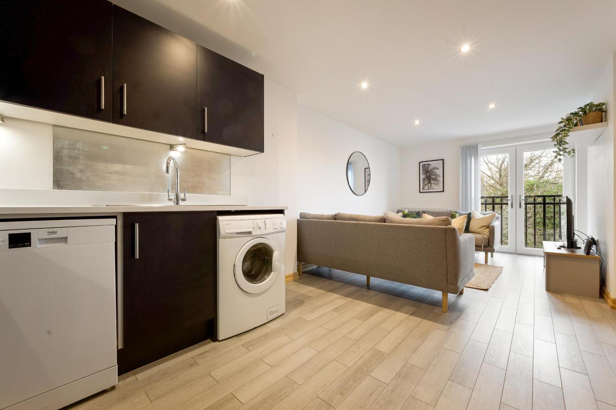 Large, Newly Renovated, Three Bedroom Town Centre Split Level Apartment With Free Parking, Sleeps Seven - Walking Distance To Beach Bournemouth Buitenkant foto