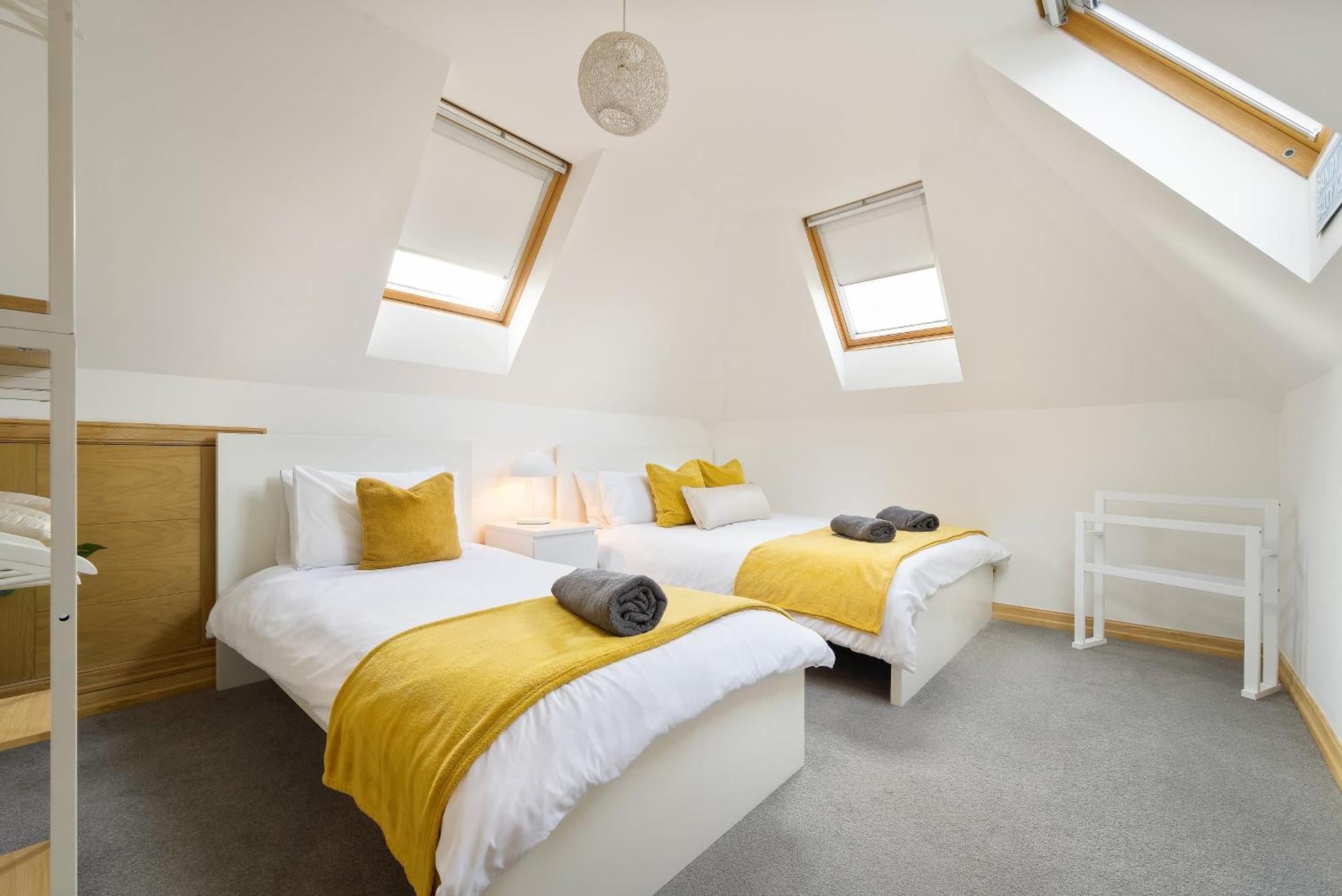 Large, Newly Renovated, Three Bedroom Town Centre Split Level Apartment With Free Parking, Sleeps Seven - Walking Distance To Beach Bournemouth Buitenkant foto