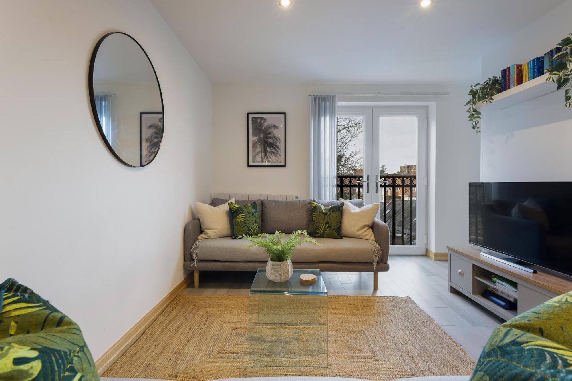 Large, Newly Renovated, Three Bedroom Town Centre Split Level Apartment With Free Parking, Sleeps Seven - Walking Distance To Beach Bournemouth Buitenkant foto