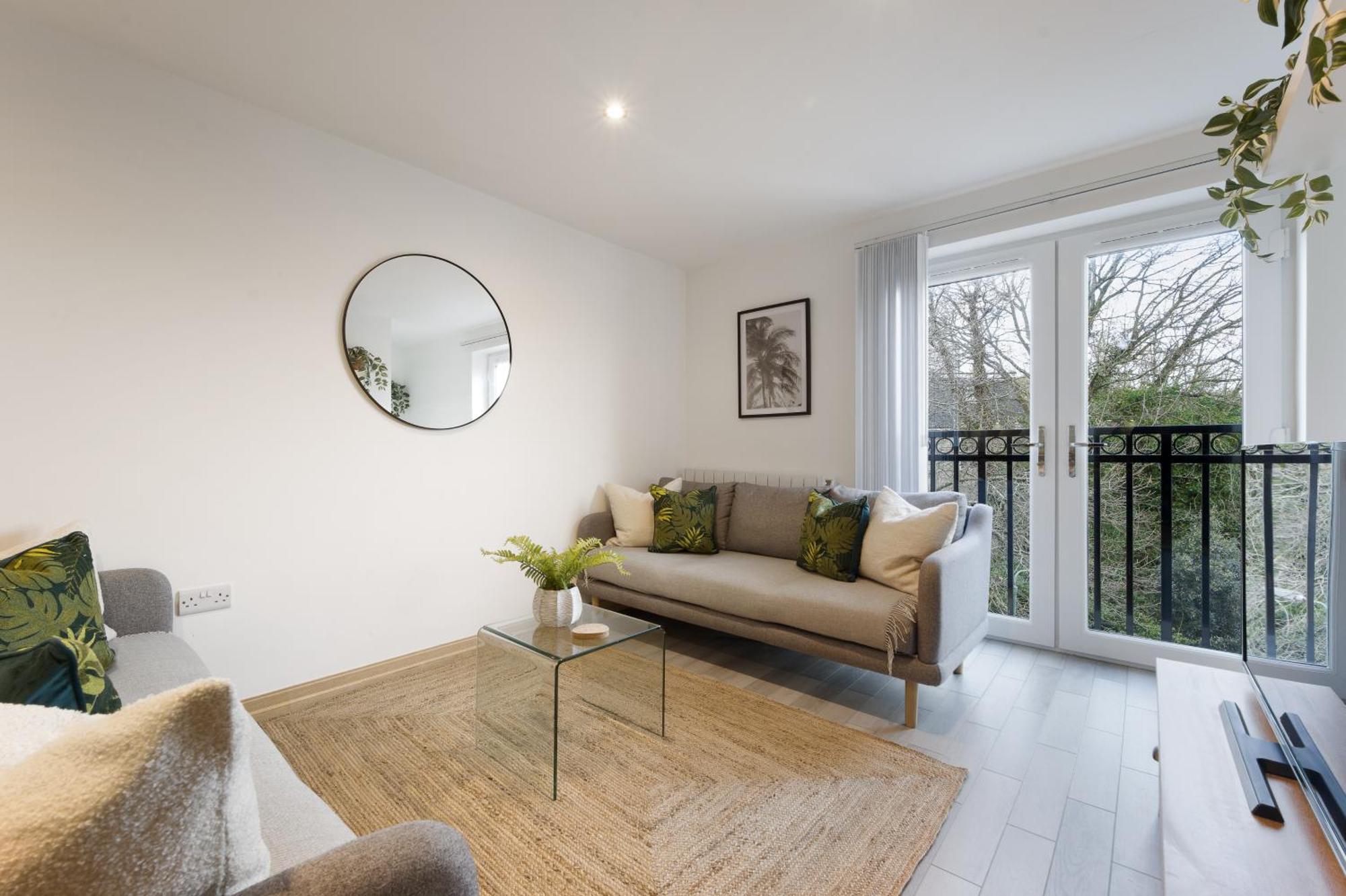 Large, Newly Renovated, Three Bedroom Town Centre Split Level Apartment With Free Parking, Sleeps Seven - Walking Distance To Beach Bournemouth Buitenkant foto