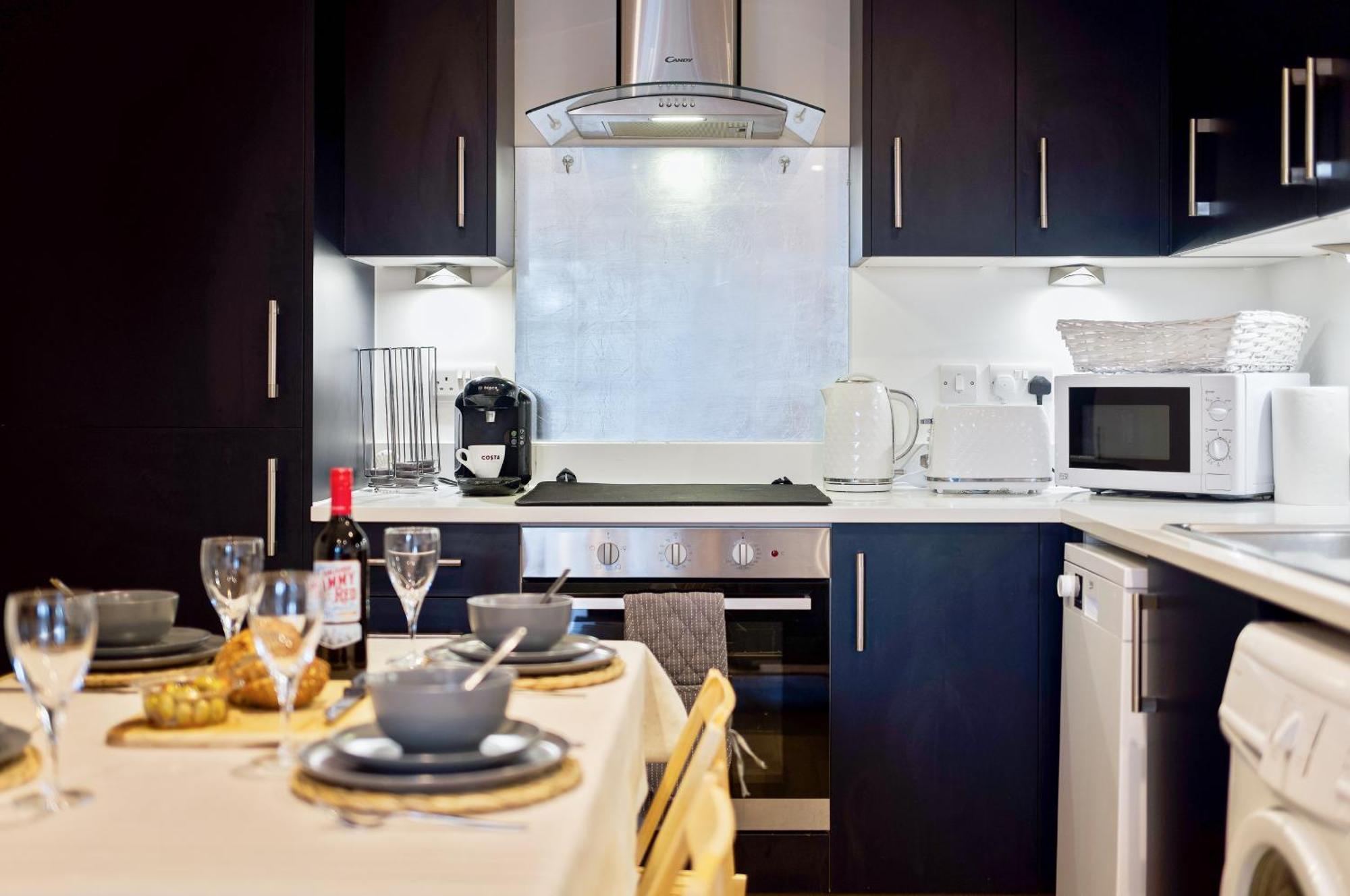 Large, Newly Renovated, Three Bedroom Town Centre Split Level Apartment With Free Parking, Sleeps Seven - Walking Distance To Beach Bournemouth Buitenkant foto