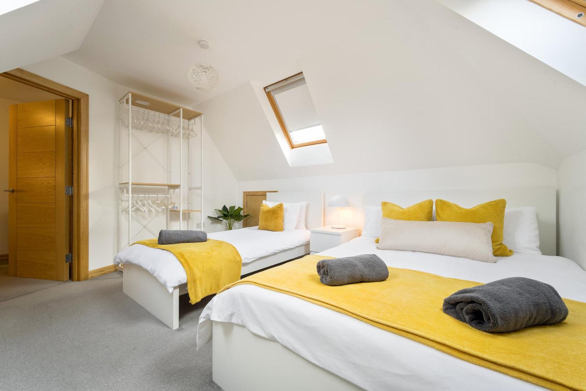 Large, Newly Renovated, Three Bedroom Town Centre Split Level Apartment With Free Parking, Sleeps Seven - Walking Distance To Beach Bournemouth Buitenkant foto