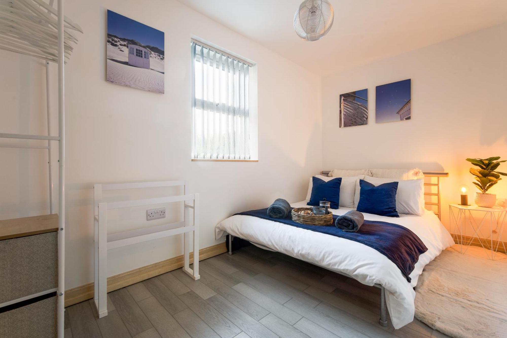 Large, Newly Renovated, Three Bedroom Town Centre Split Level Apartment With Free Parking, Sleeps Seven - Walking Distance To Beach Bournemouth Buitenkant foto