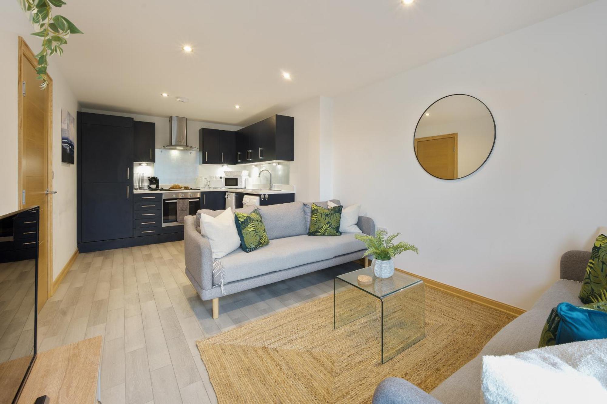 Large, Newly Renovated, Three Bedroom Town Centre Split Level Apartment With Free Parking, Sleeps Seven - Walking Distance To Beach Bournemouth Buitenkant foto