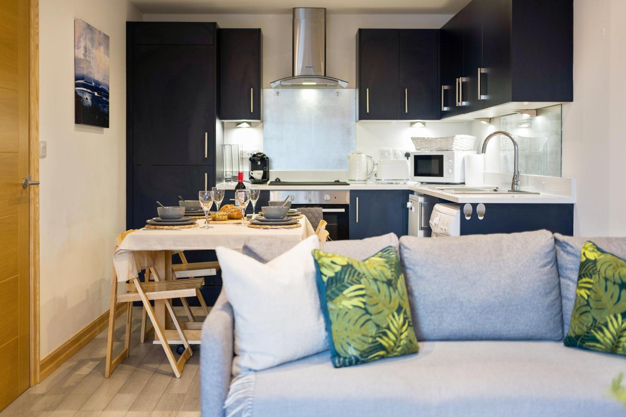 Large, Newly Renovated, Three Bedroom Town Centre Split Level Apartment With Free Parking, Sleeps Seven - Walking Distance To Beach Bournemouth Buitenkant foto