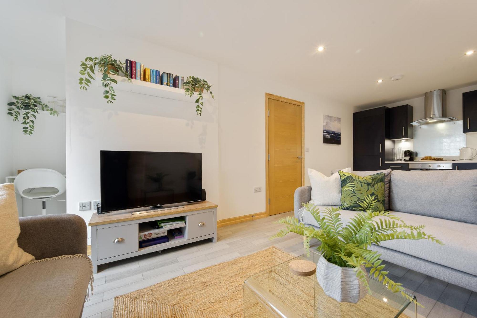 Large, Newly Renovated, Three Bedroom Town Centre Split Level Apartment With Free Parking, Sleeps Seven - Walking Distance To Beach Bournemouth Buitenkant foto