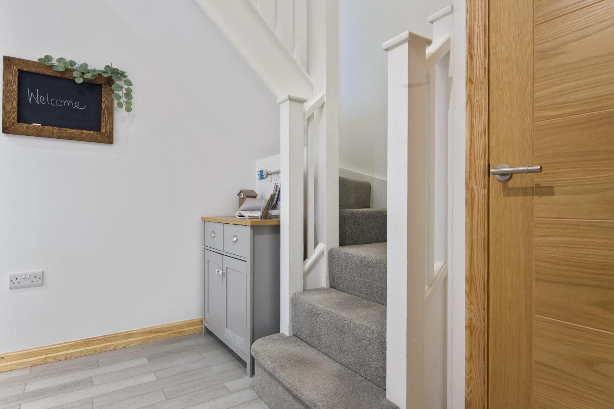 Large, Newly Renovated, Three Bedroom Town Centre Split Level Apartment With Free Parking, Sleeps Seven - Walking Distance To Beach Bournemouth Buitenkant foto