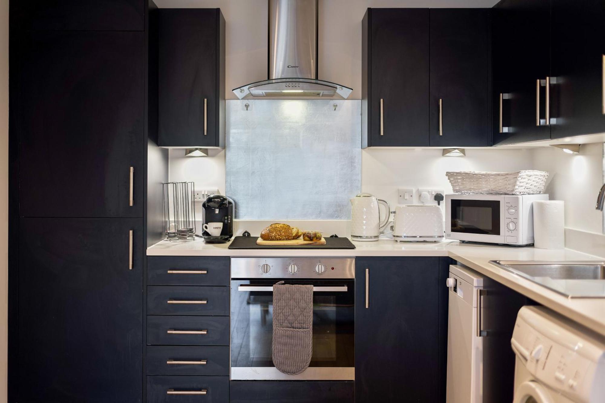 Large, Newly Renovated, Three Bedroom Town Centre Split Level Apartment With Free Parking, Sleeps Seven - Walking Distance To Beach Bournemouth Buitenkant foto