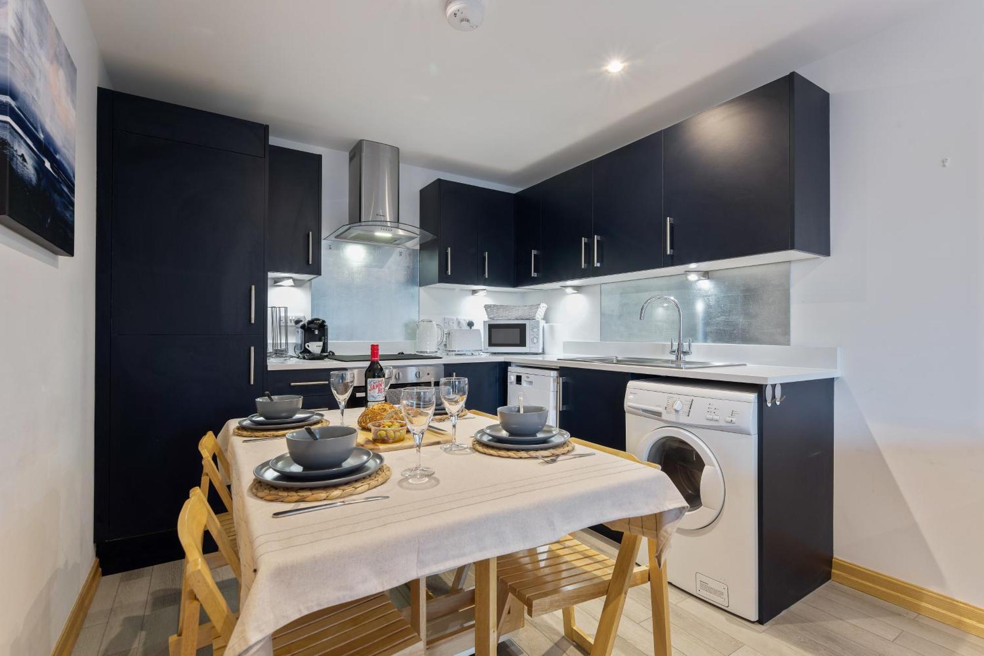 Large, Newly Renovated, Three Bedroom Town Centre Split Level Apartment With Free Parking, Sleeps Seven - Walking Distance To Beach Bournemouth Buitenkant foto