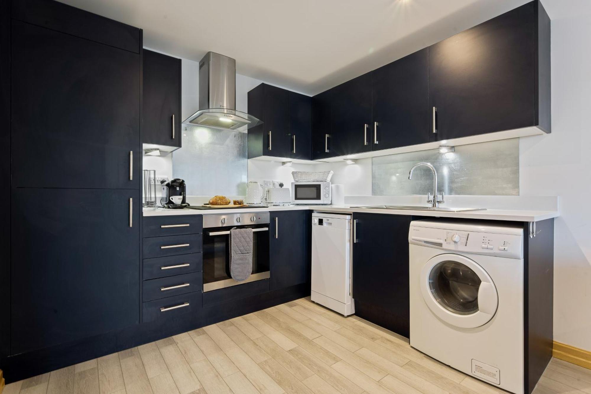 Large, Newly Renovated, Three Bedroom Town Centre Split Level Apartment With Free Parking, Sleeps Seven - Walking Distance To Beach Bournemouth Buitenkant foto