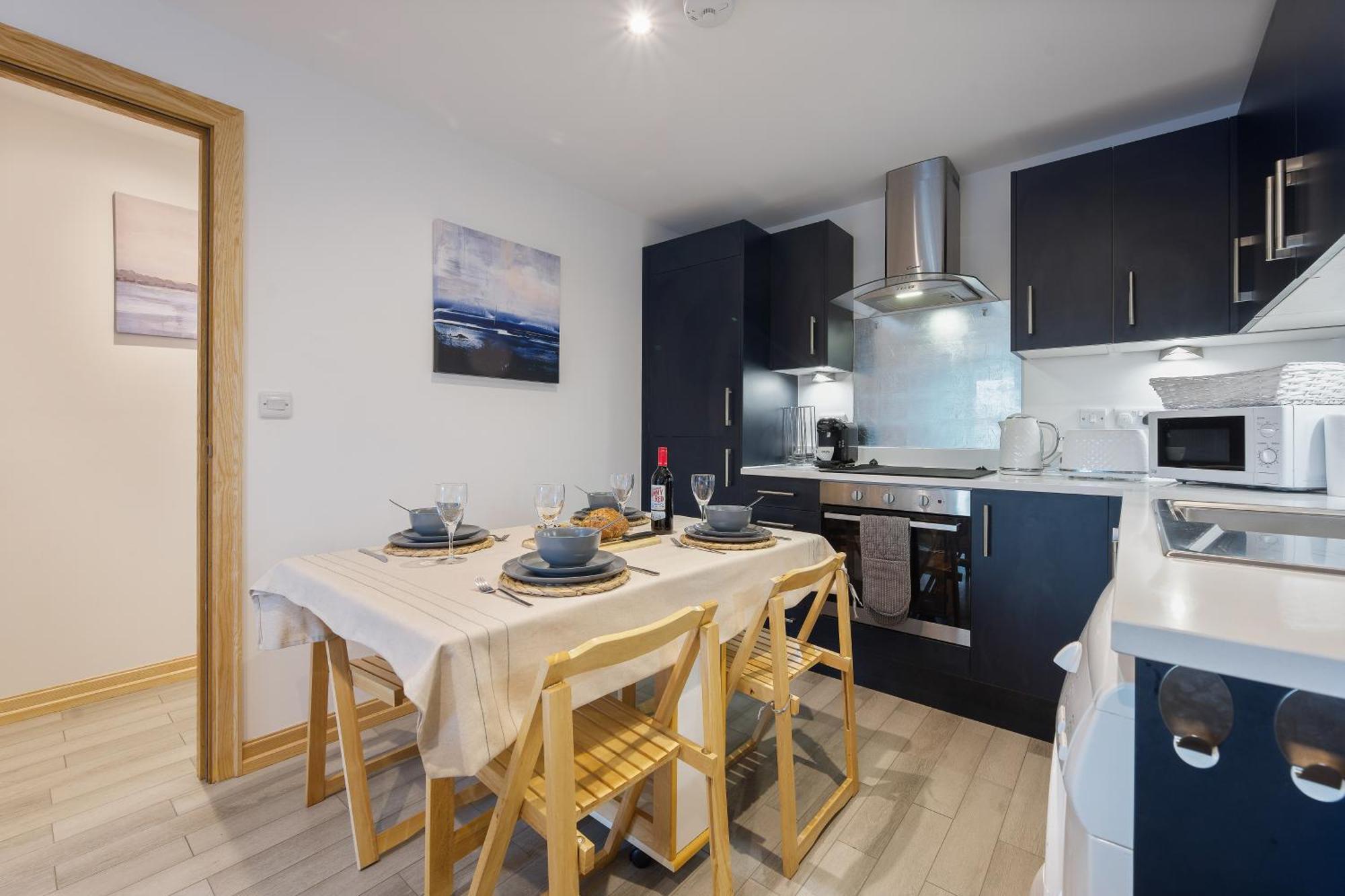 Large, Newly Renovated, Three Bedroom Town Centre Split Level Apartment With Free Parking, Sleeps Seven - Walking Distance To Beach Bournemouth Buitenkant foto