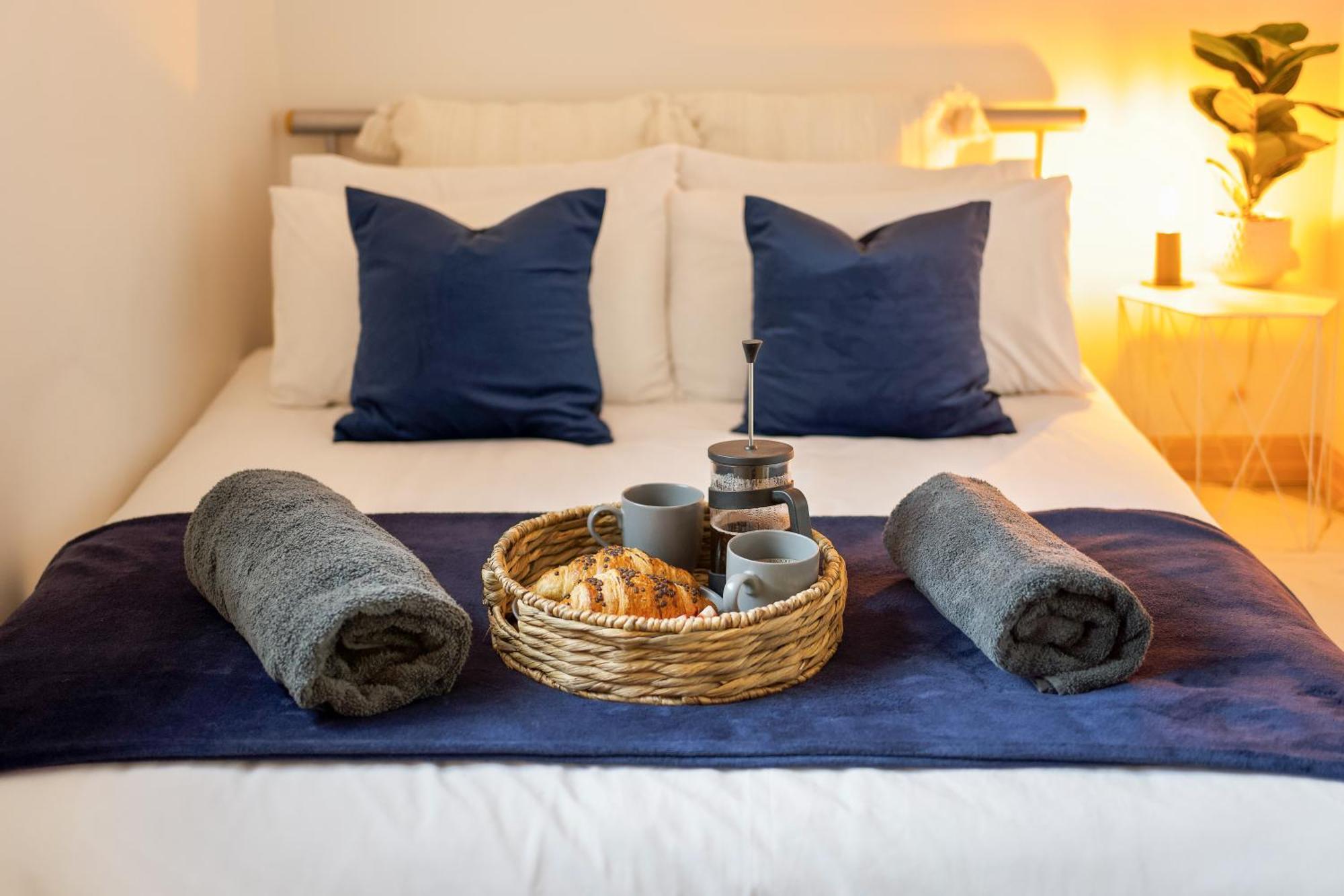 Large, Newly Renovated, Three Bedroom Town Centre Split Level Apartment With Free Parking, Sleeps Seven - Walking Distance To Beach Bournemouth Buitenkant foto
