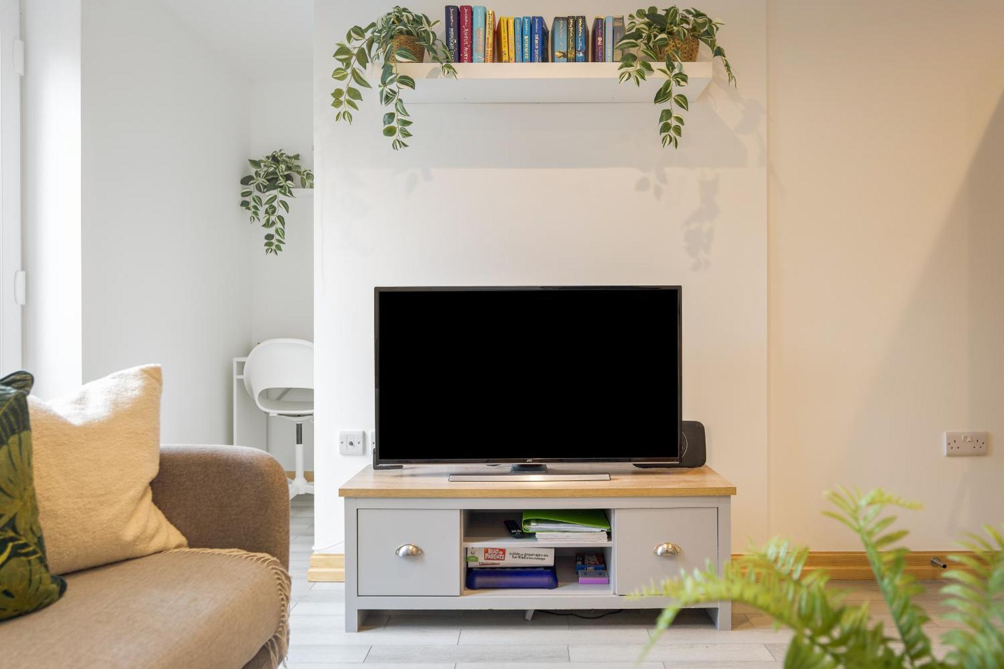 Large, Newly Renovated, Three Bedroom Town Centre Split Level Apartment With Free Parking, Sleeps Seven - Walking Distance To Beach Bournemouth Buitenkant foto