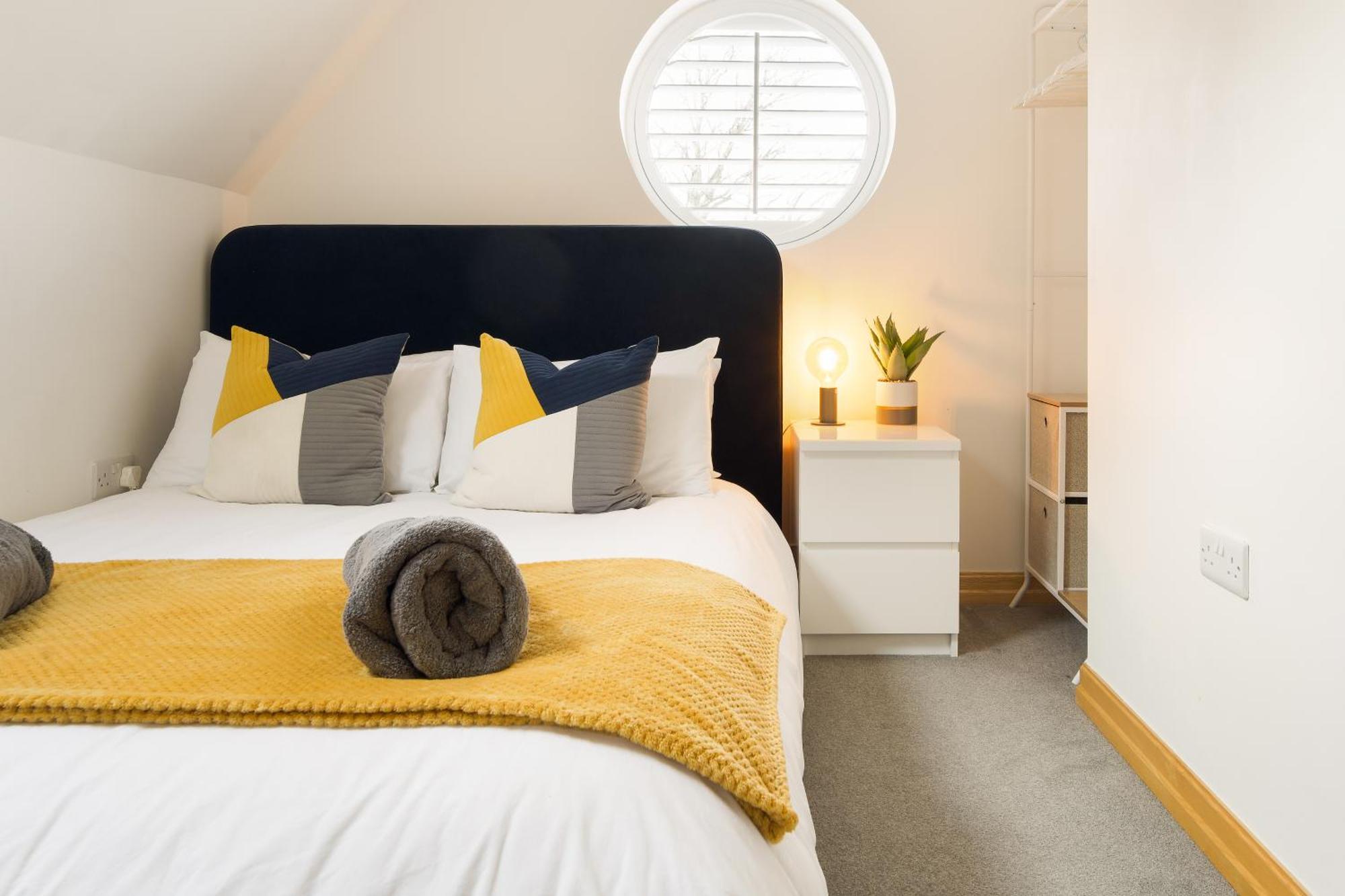 Large, Newly Renovated, Three Bedroom Town Centre Split Level Apartment With Free Parking, Sleeps Seven - Walking Distance To Beach Bournemouth Buitenkant foto