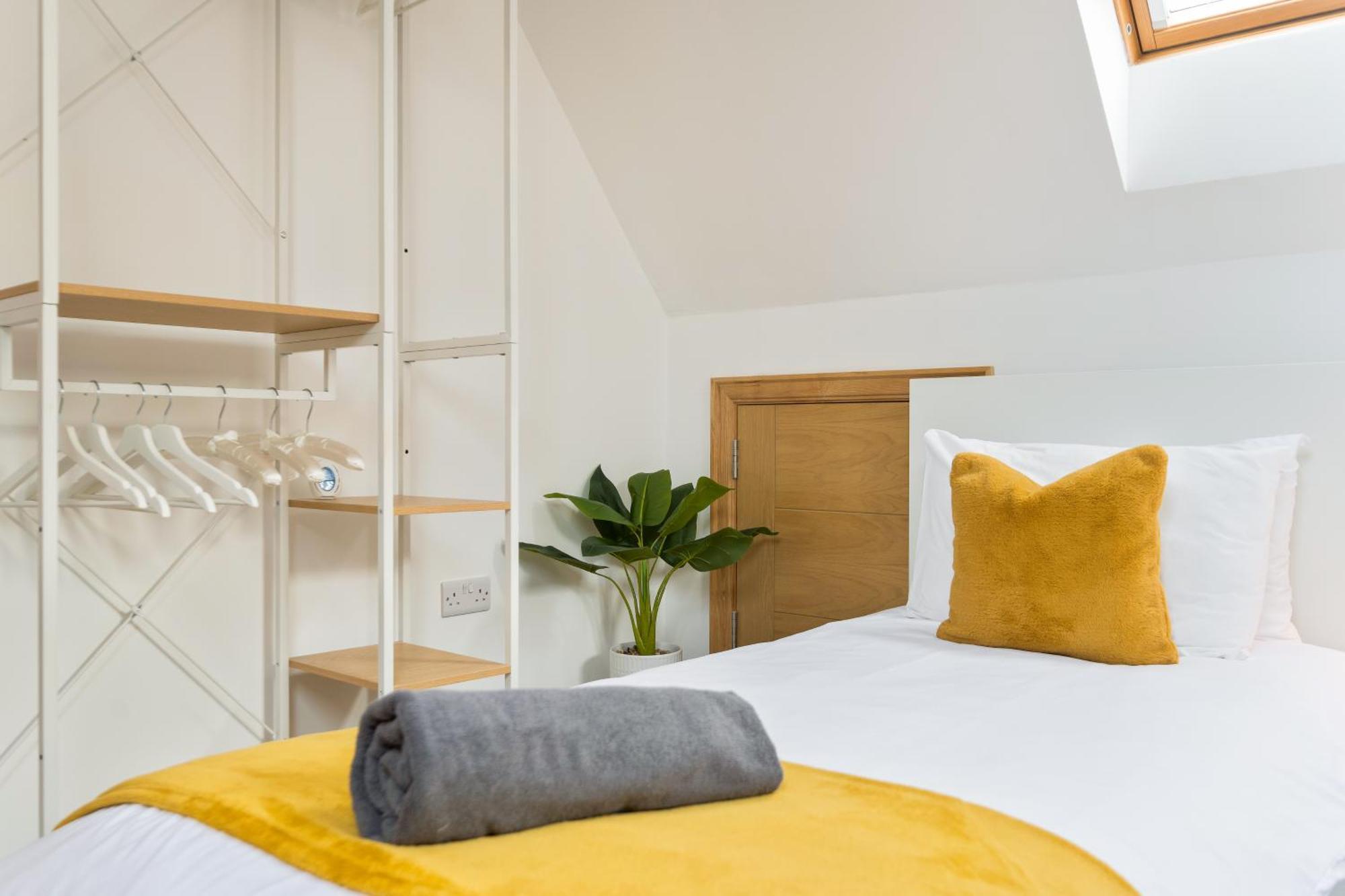 Large, Newly Renovated, Three Bedroom Town Centre Split Level Apartment With Free Parking, Sleeps Seven - Walking Distance To Beach Bournemouth Buitenkant foto