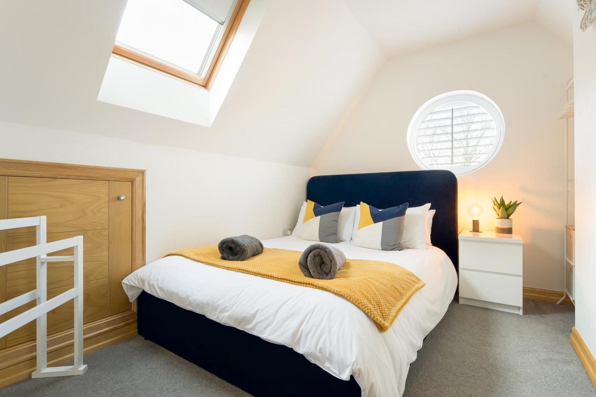 Large, Newly Renovated, Three Bedroom Town Centre Split Level Apartment With Free Parking, Sleeps Seven - Walking Distance To Beach Bournemouth Buitenkant foto
