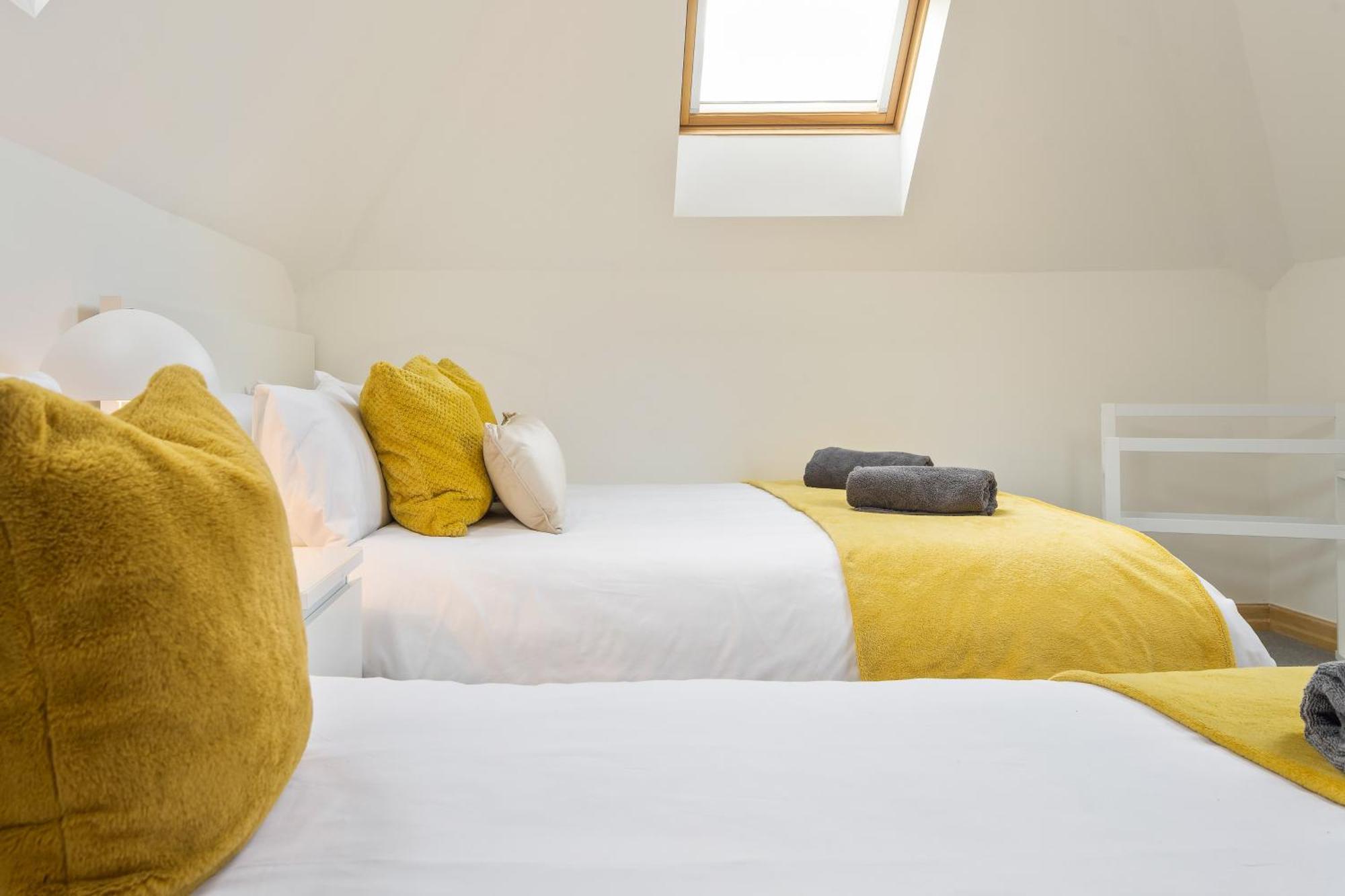 Large, Newly Renovated, Three Bedroom Town Centre Split Level Apartment With Free Parking, Sleeps Seven - Walking Distance To Beach Bournemouth Buitenkant foto
