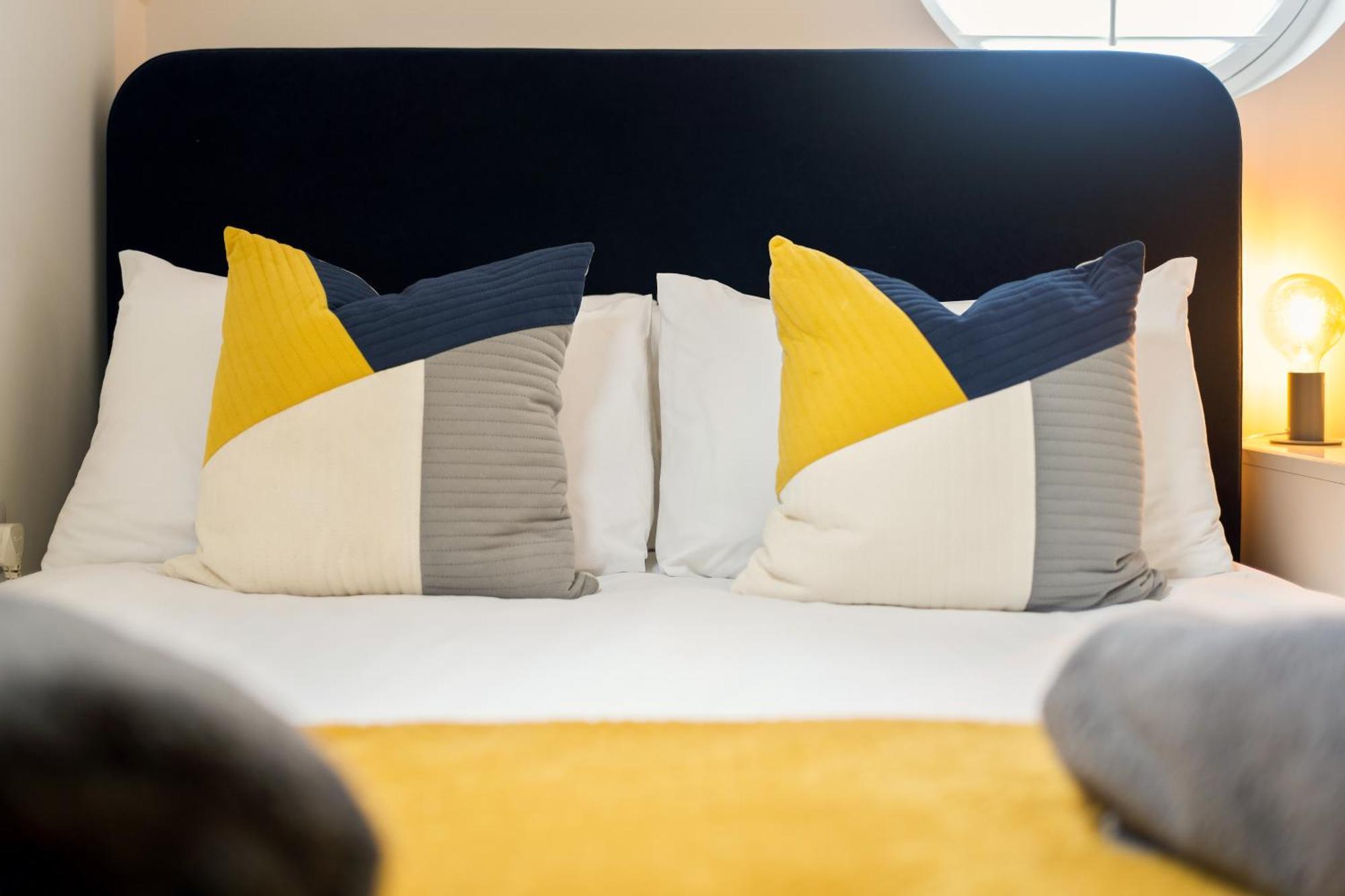 Large, Newly Renovated, Three Bedroom Town Centre Split Level Apartment With Free Parking, Sleeps Seven - Walking Distance To Beach Bournemouth Buitenkant foto