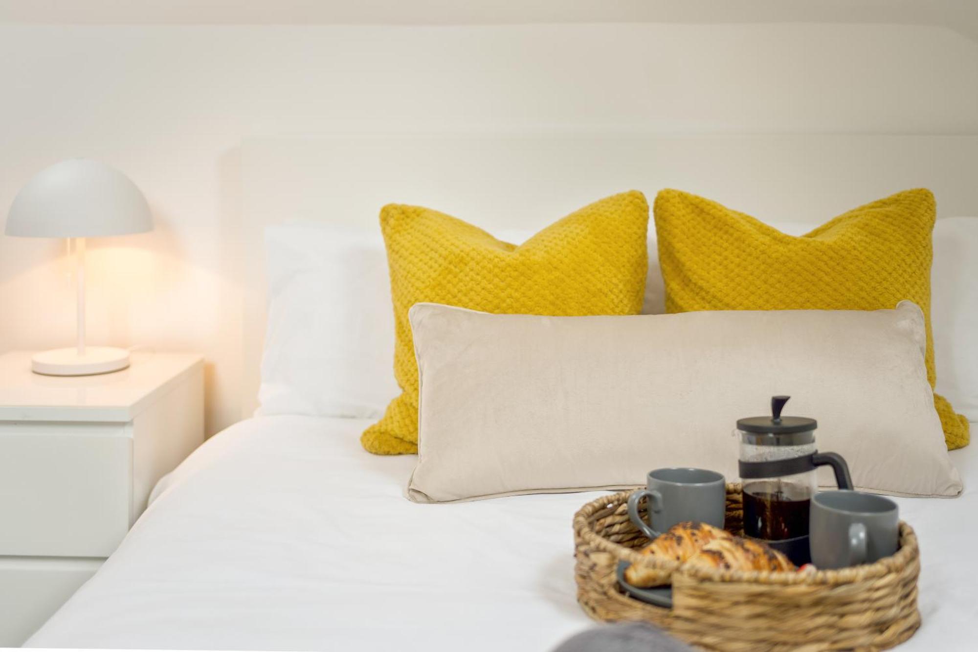 Large, Newly Renovated, Three Bedroom Town Centre Split Level Apartment With Free Parking, Sleeps Seven - Walking Distance To Beach Bournemouth Buitenkant foto
