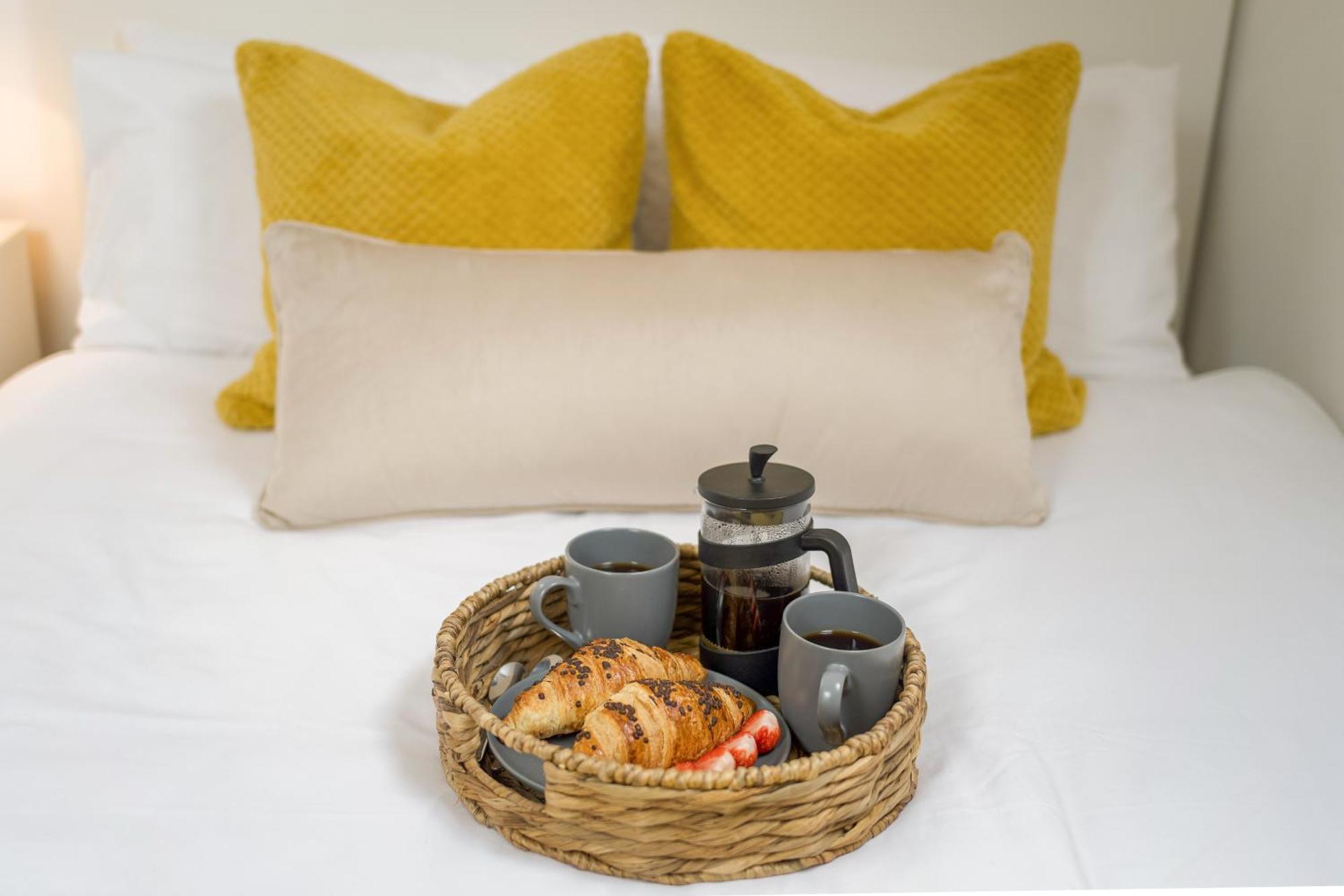 Large, Newly Renovated, Three Bedroom Town Centre Split Level Apartment With Free Parking, Sleeps Seven - Walking Distance To Beach Bournemouth Buitenkant foto