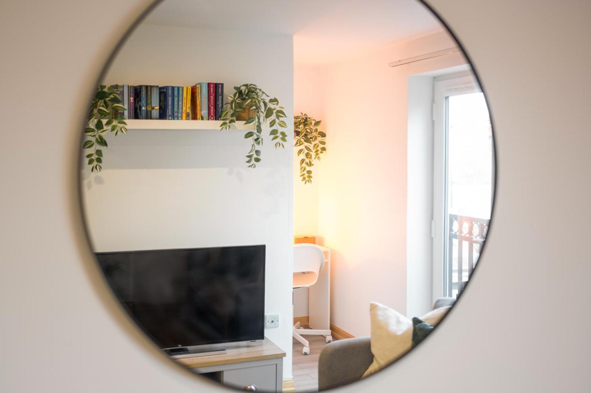 Large, Newly Renovated, Three Bedroom Town Centre Split Level Apartment With Free Parking, Sleeps Seven - Walking Distance To Beach Bournemouth Buitenkant foto