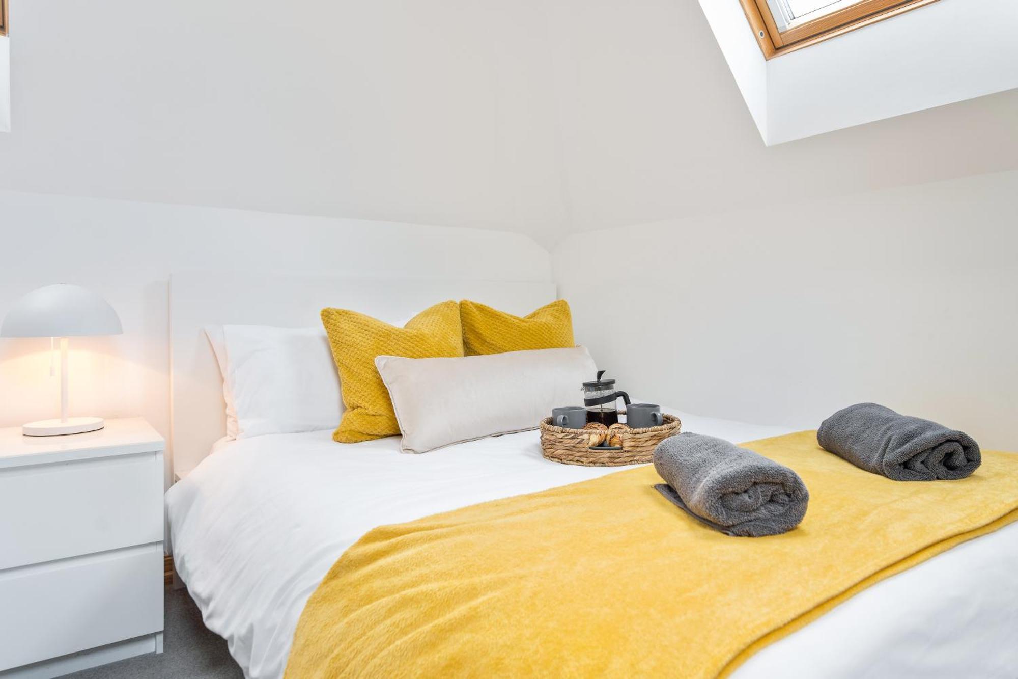 Large, Newly Renovated, Three Bedroom Town Centre Split Level Apartment With Free Parking, Sleeps Seven - Walking Distance To Beach Bournemouth Buitenkant foto