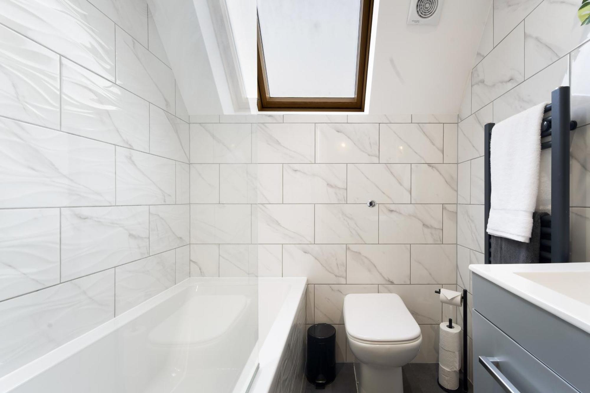 Large, Newly Renovated, Three Bedroom Town Centre Split Level Apartment With Free Parking, Sleeps Seven - Walking Distance To Beach Bournemouth Buitenkant foto